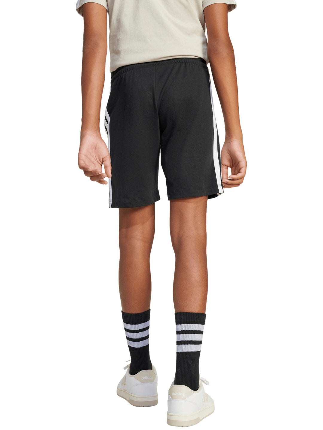 Shorts deportivos Adidas color negro con detalles en blanco.