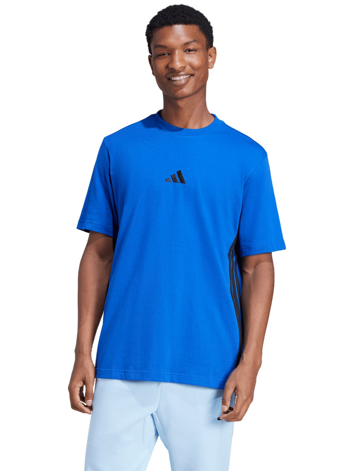 Hombre vistiendo playera deportiva Adidas color azul royal con detalles en negro.