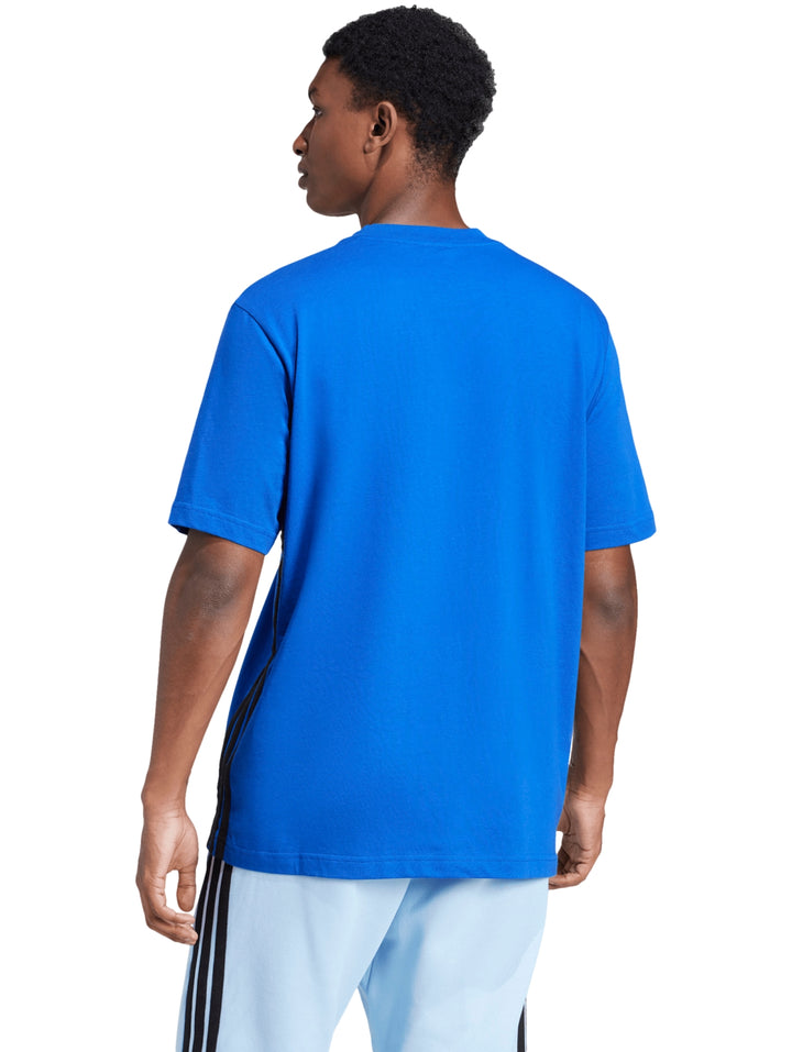 Hombre vistiendo playera deportiva Adidas color azul royal con detalles en negro.