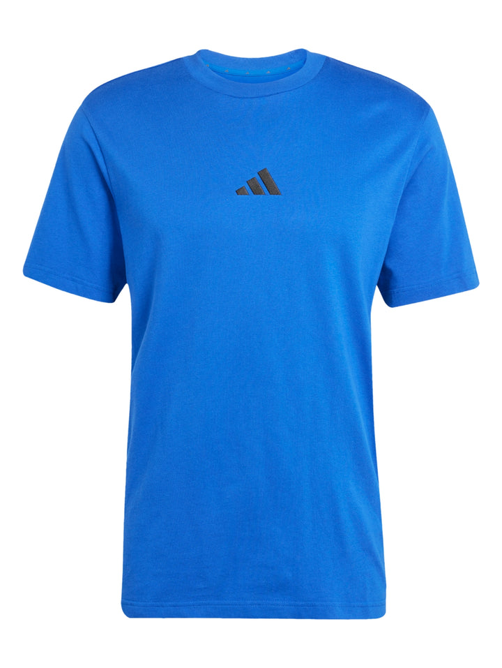 Hombre vistiendo playera deportiva Adidas color azul royal con detalles en negro.
