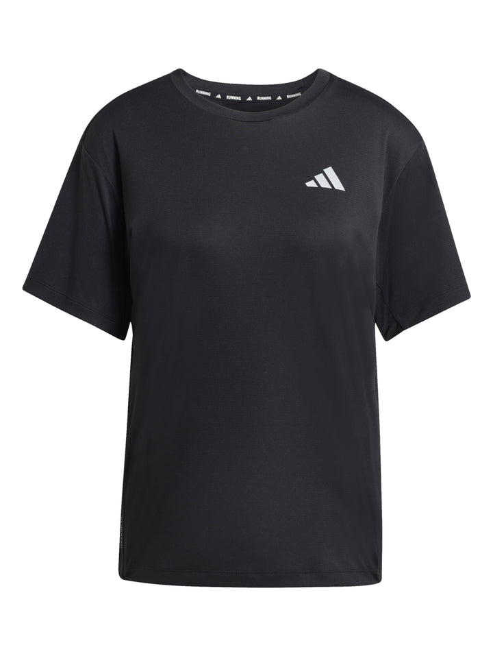 Mujer vistiendo playera deportiva Adidas de color negro con logo blanco en el pecho.