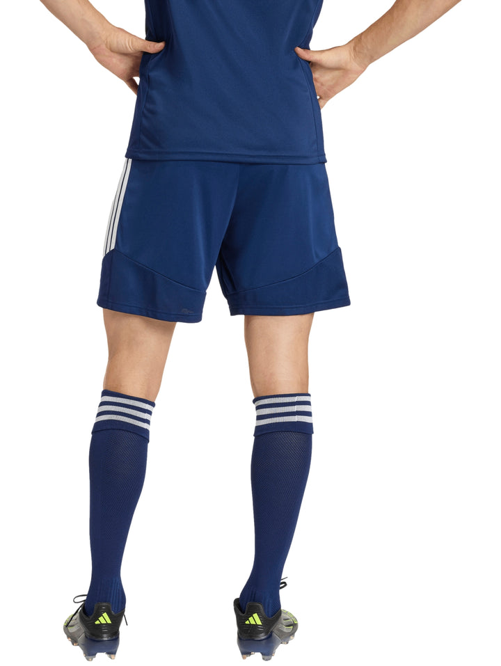 Pantalones cortos deportivos Adidas color azul con logo blanco en la pierna.