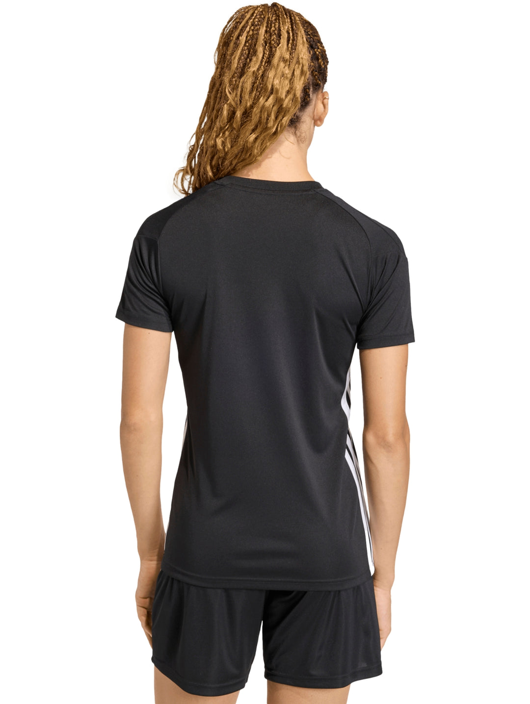 Mujer vistiendo playera deportiva Adidas de color negro con detalles blancos.