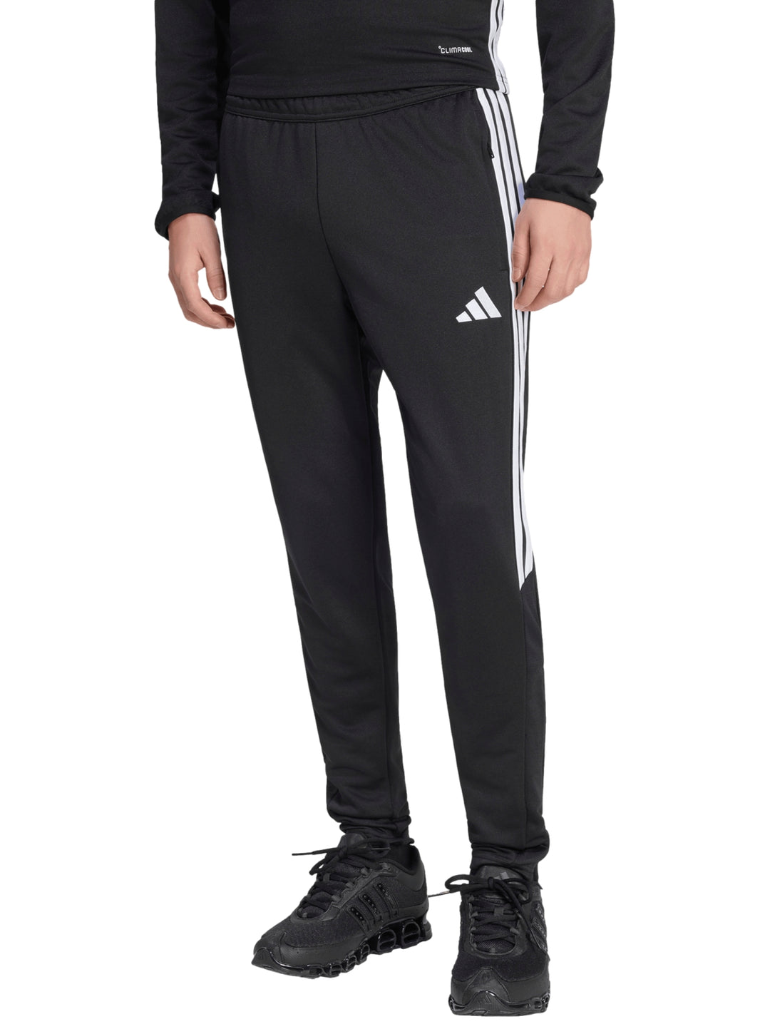 Pantalón deportivo Adidas color negro con tres franjas blancas laterales y logotipo blanco.