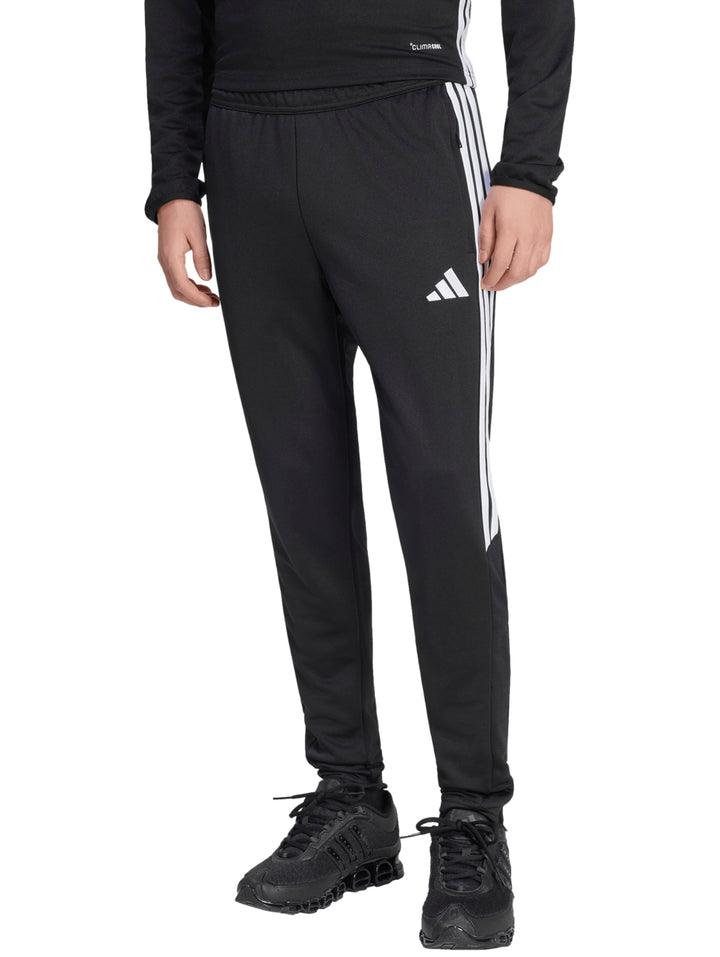 Pantalón deportivo Adidas color negro con tres franjas blancas laterales y logotipo blanco.