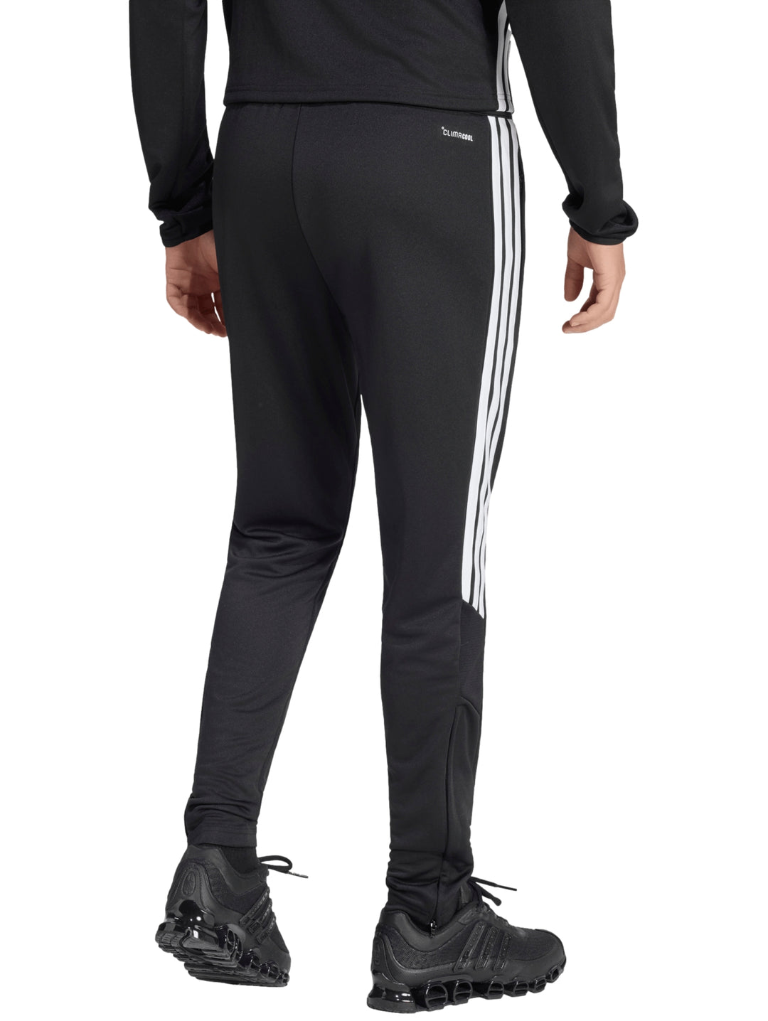 Pantalón deportivo Adidas color negro con tres franjas blancas laterales y logotipo blanco.
