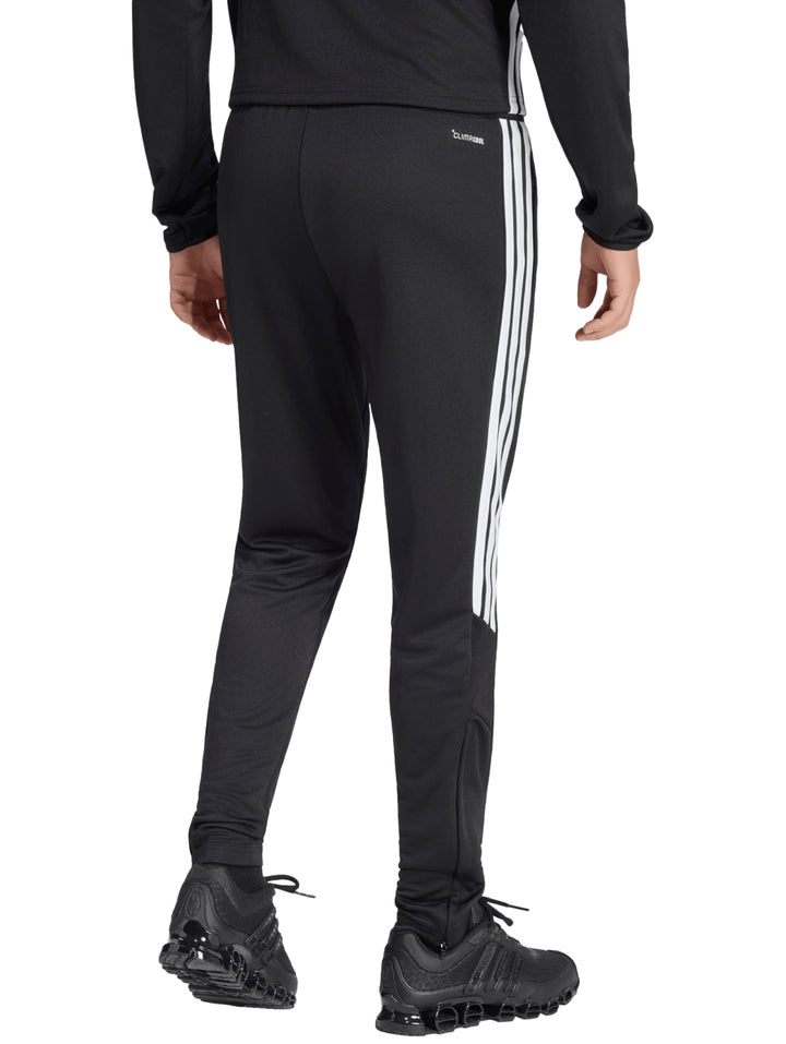 Pantalón deportivo Adidas color negro con tres franjas blancas laterales y logotipo blanco.