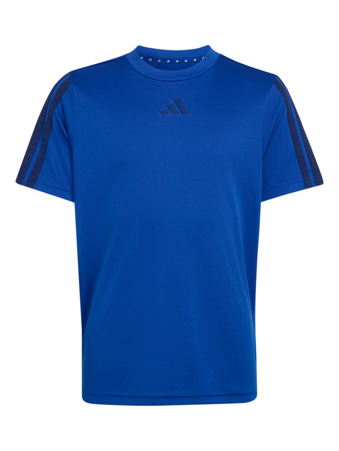 Niño usando playera deportiva Adidas azul con rayas en hombros y shorts negros.