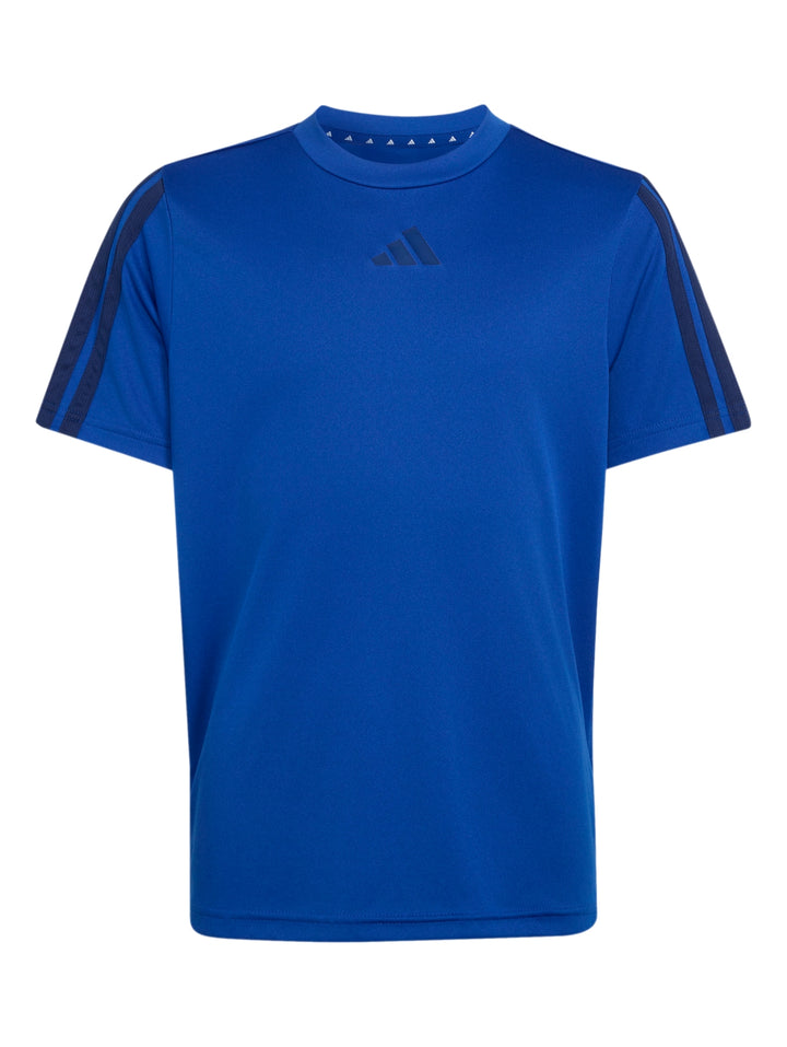 Niño usando playera deportiva Adidas azul con rayas en hombros y shorts negros.
