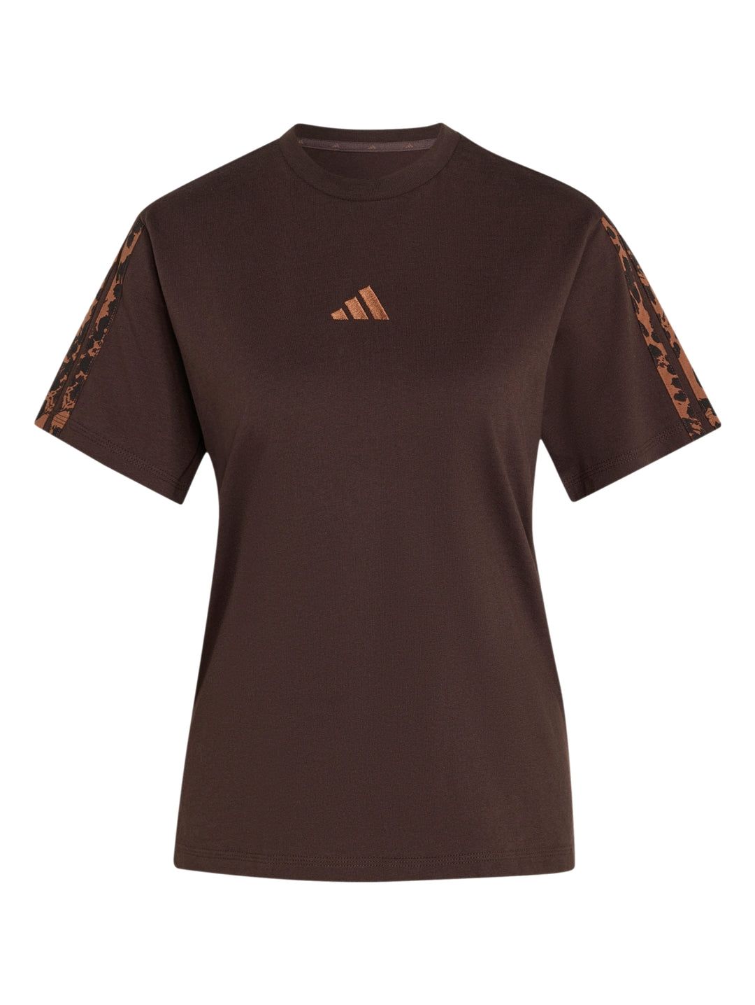 Mujer vistiendo playera Adidas color café oscuro con estampado en mangas y pantalones beige.