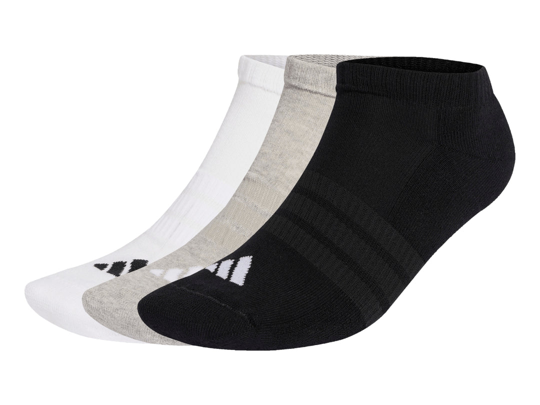 Paquete de tres calcetines cortos Adidas en colores blanco, gris y negro.
