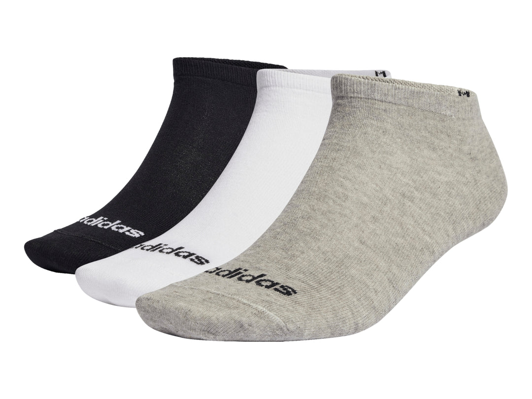 Paquete de tres pares de calcetines cortos Adidas en colores negro, blanco y gris.