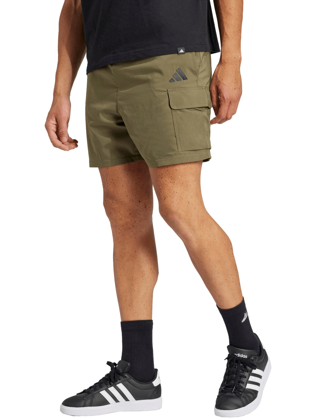 Shorts Adidas color olivo con diseño cargo y bolsillo lateral.