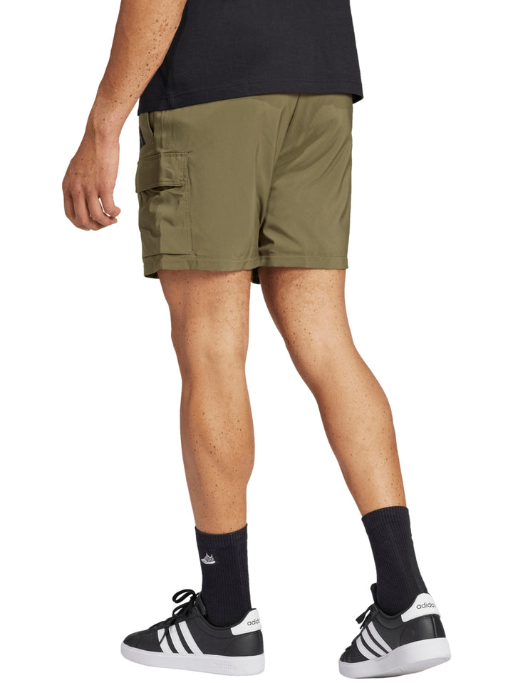Shorts Adidas color olivo con diseño cargo y bolsillo lateral.