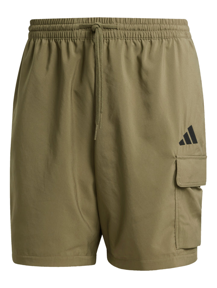 Shorts Adidas color olivo con diseño cargo y bolsillo lateral.