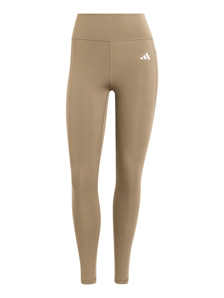 Mujer vistiendo leggings deportivos Adidas color khaki y tenis blancos.
