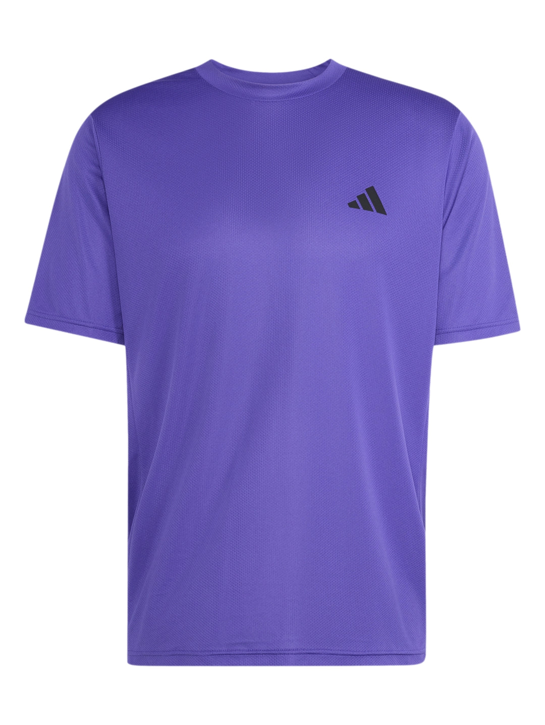 Hombre vistiendo playera y shorts deportivos de color púrpura de la marca Adidas.