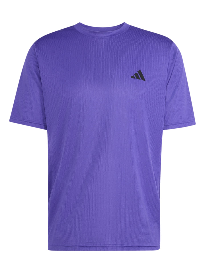 Hombre vistiendo playera y shorts deportivos de color púrpura de la marca Adidas.