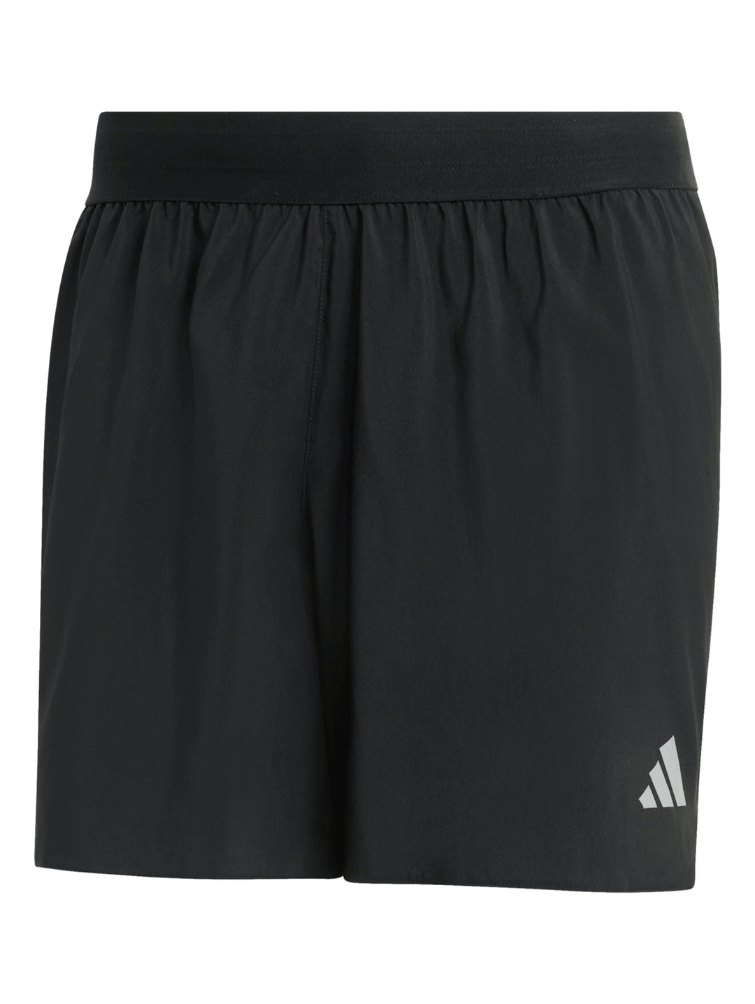 Hombre vistiendo shorts deportivos Adidas color negro, calcetines y tenis negros sobre fondo blanco.