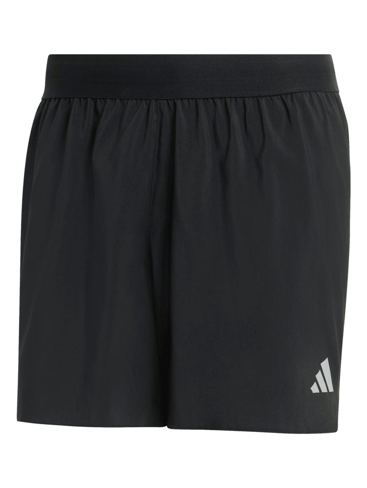 Hombre vistiendo shorts deportivos Adidas color negro, calcetines y tenis negros sobre fondo blanco.
