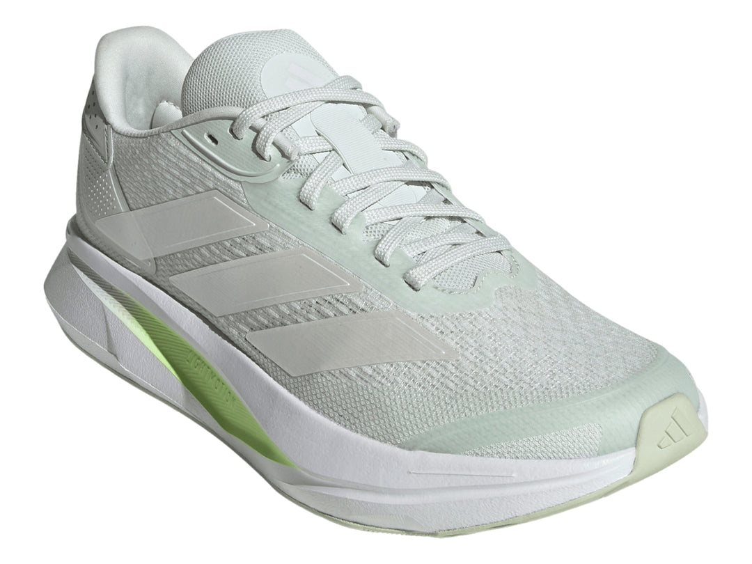 Tenis deportivos Adidas Duramo SL2 color gris con detalles en verde lima y franjas metálicas.