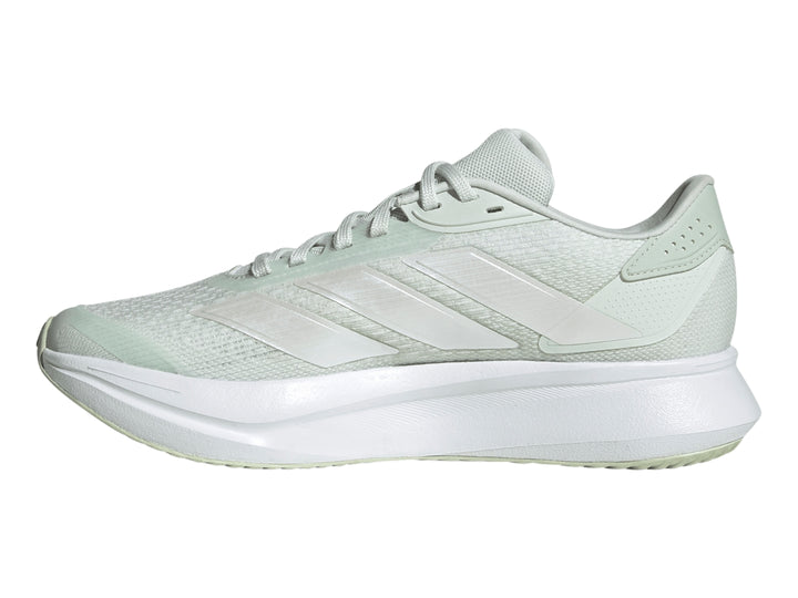 Tenis deportivos Adidas Duramo SL2 color gris con detalles en verde lima y franjas metálicas.