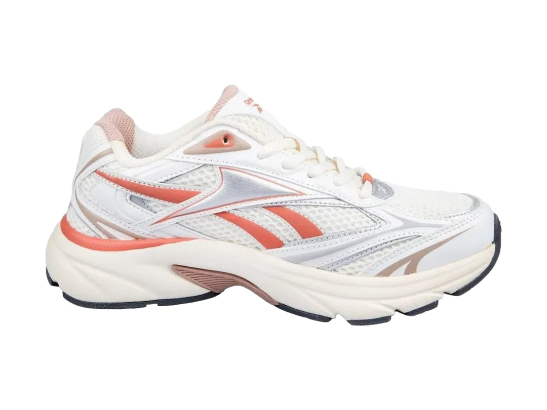 Tenis deportivos Reebok Belware color blanco con acentos en coral y plata.