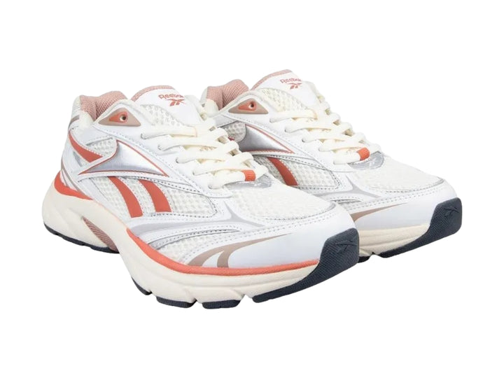 Tenis deportivos Reebok Belware color blanco con acentos en coral y plata.