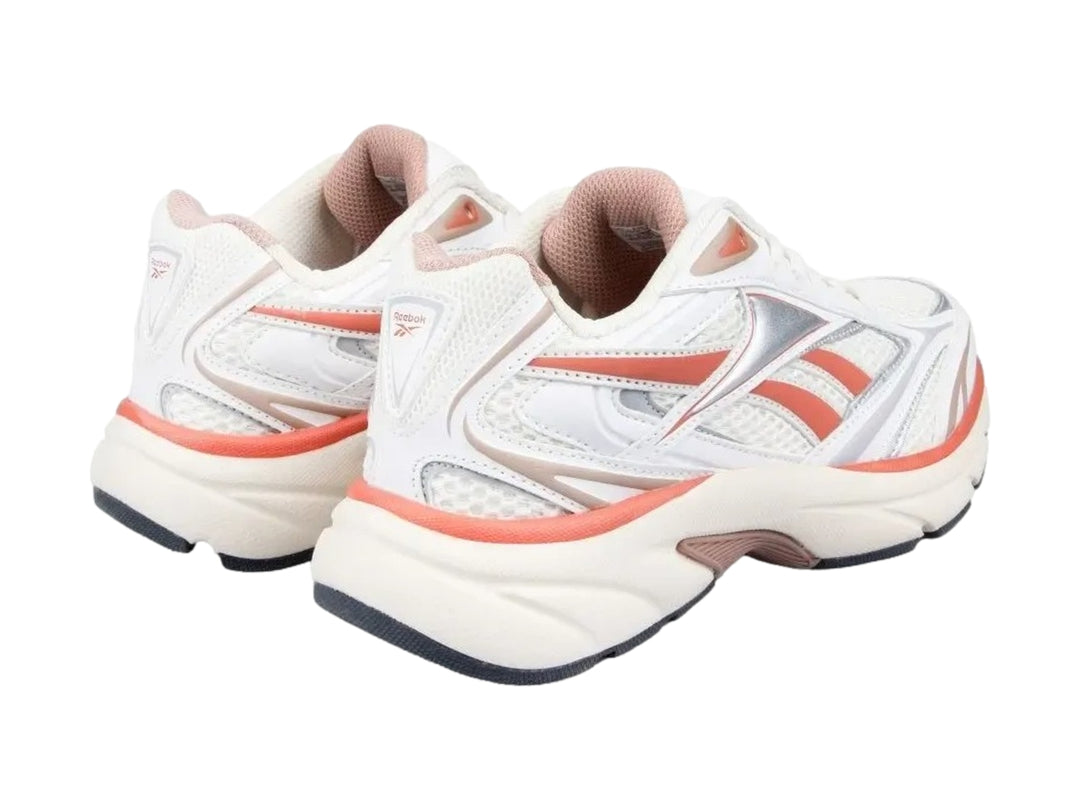 Tenis deportivos Reebok Belware color blanco con acentos en coral y plata.