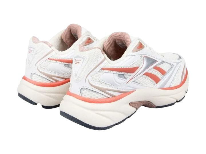 Tenis deportivos Reebok Belware color blanco con acentos en coral y plata.