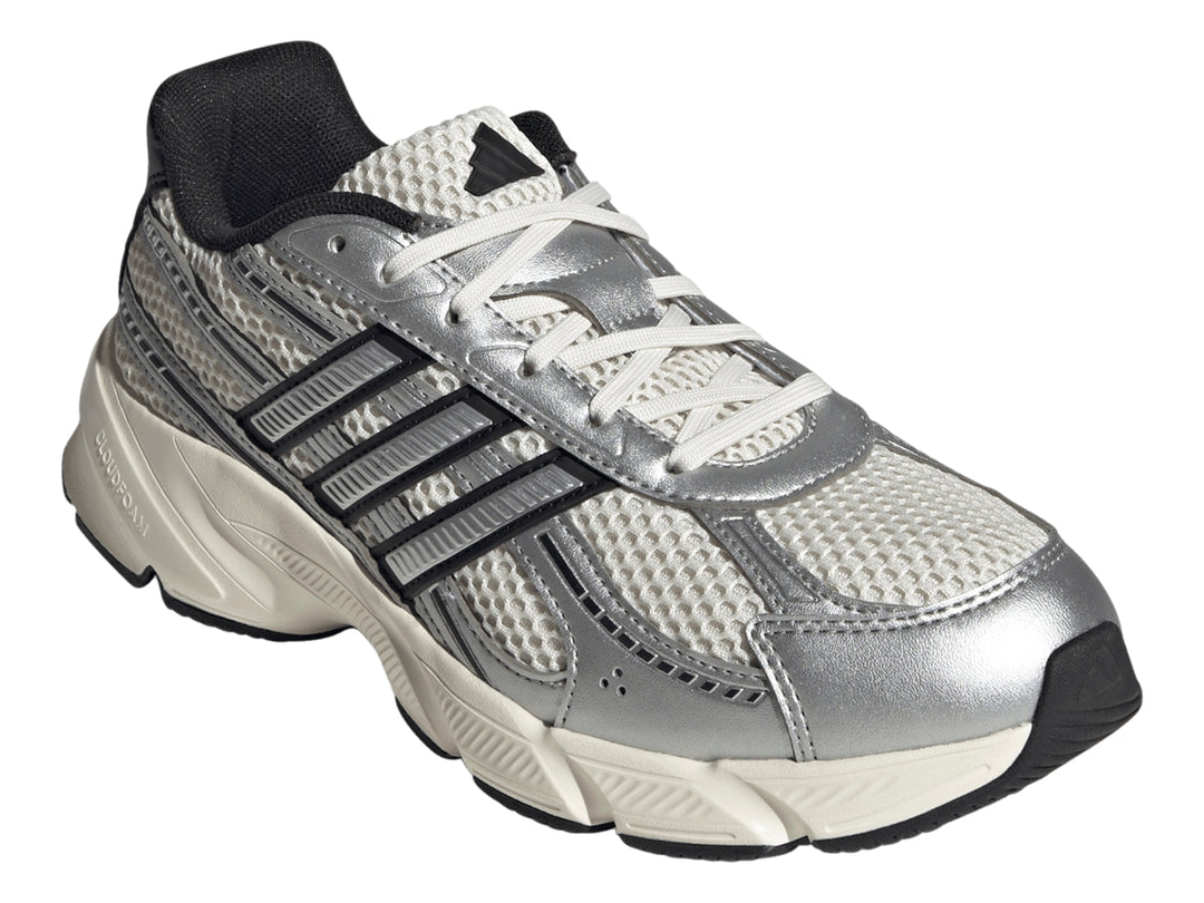 Tenis Adidas Technochaos 2000 color blanco y plata con detalles en negro y suela blanca Cloudfoam.