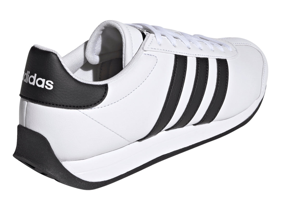 Tenis Adidas Runvist blancos con tres franjas negras laterales y suela negra.