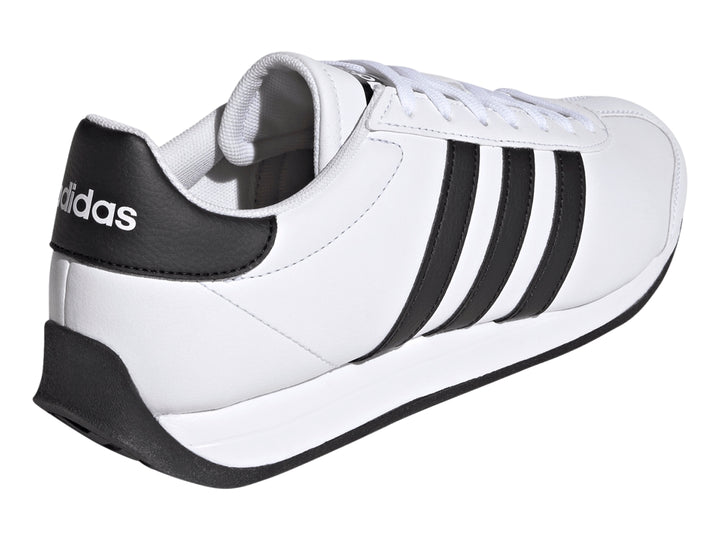 Tenis Adidas Runvist blancos con tres franjas negras laterales y suela negra.