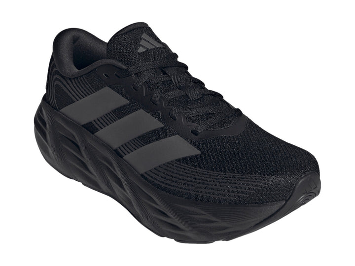 Tenis Adidas Galaxy 8 en color negro con detalles en gris y suela robusta