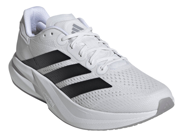 Tenis Adidas Duramo Speed 2 color blanco con tres franjas negras laterales y suela blanca.