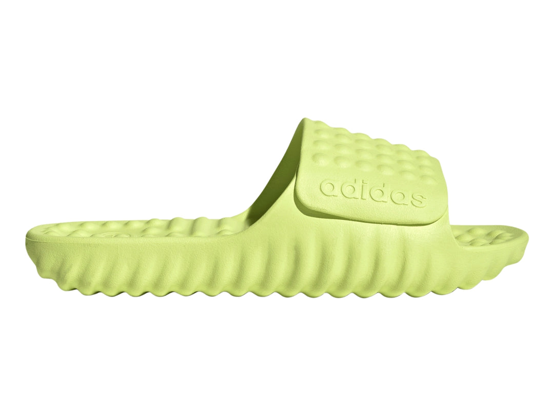 Sandalia Adidas Adissage 360Rec de color verde neón con suela y plantilla texturizada.
