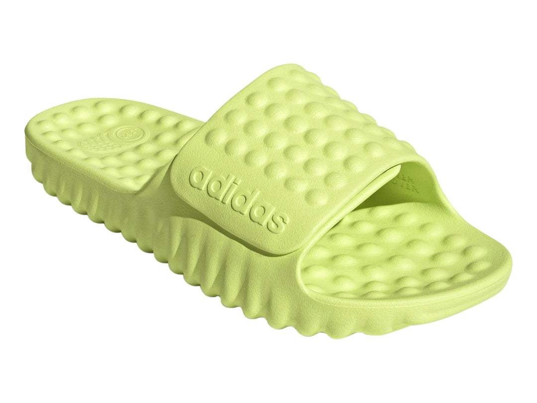 Sandalia Adidas Adissage 360Rec de color verde neón con suela y plantilla texturizada.