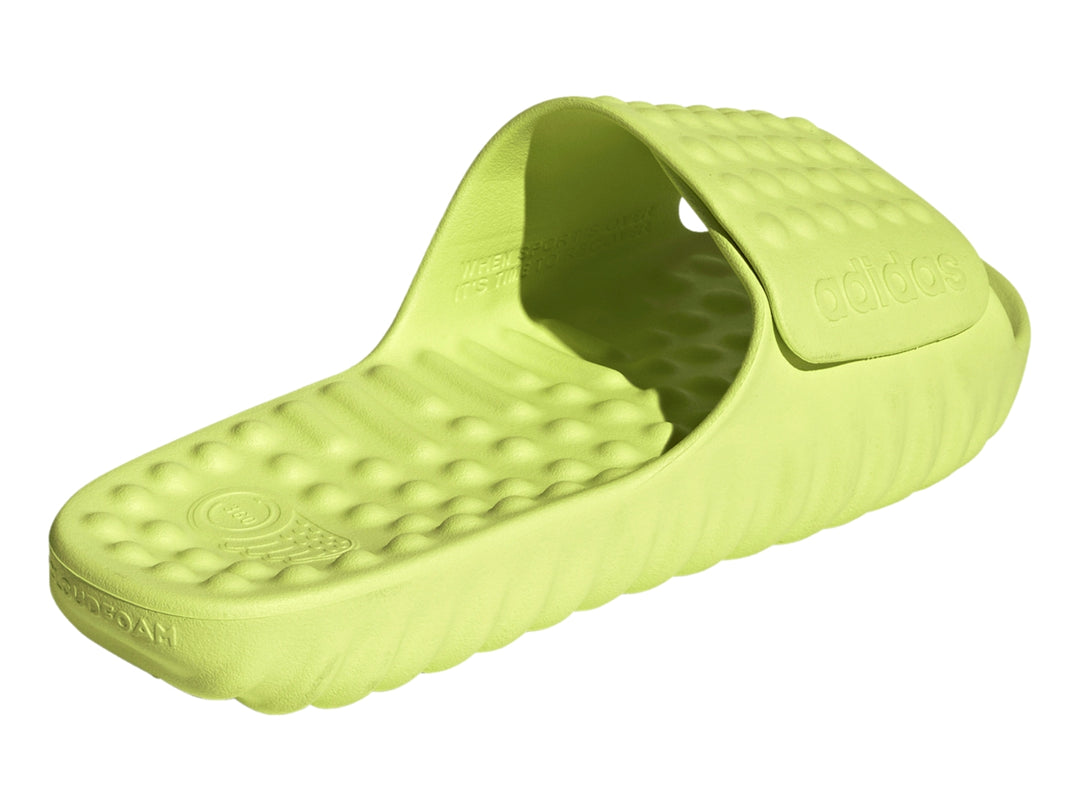 Sandalia Adidas Adissage 360Rec de color verde neón con suela y plantilla texturizada.