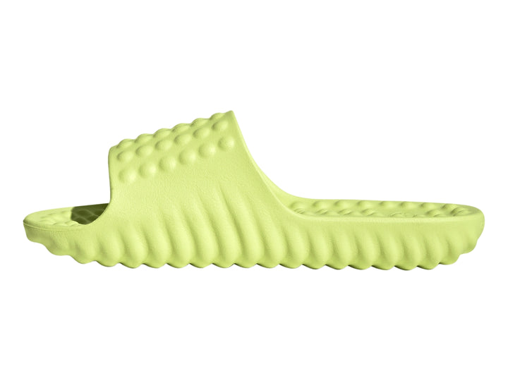 Sandalia Adidas Adissage 360Rec de color verde neón con suela y plantilla texturizada.