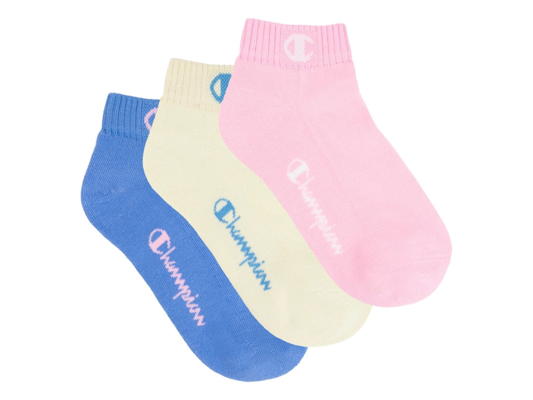 Paquete de tres calcetas de tobillo Champion en colores rosa, amarillo claro y azul con logotipo lateral.