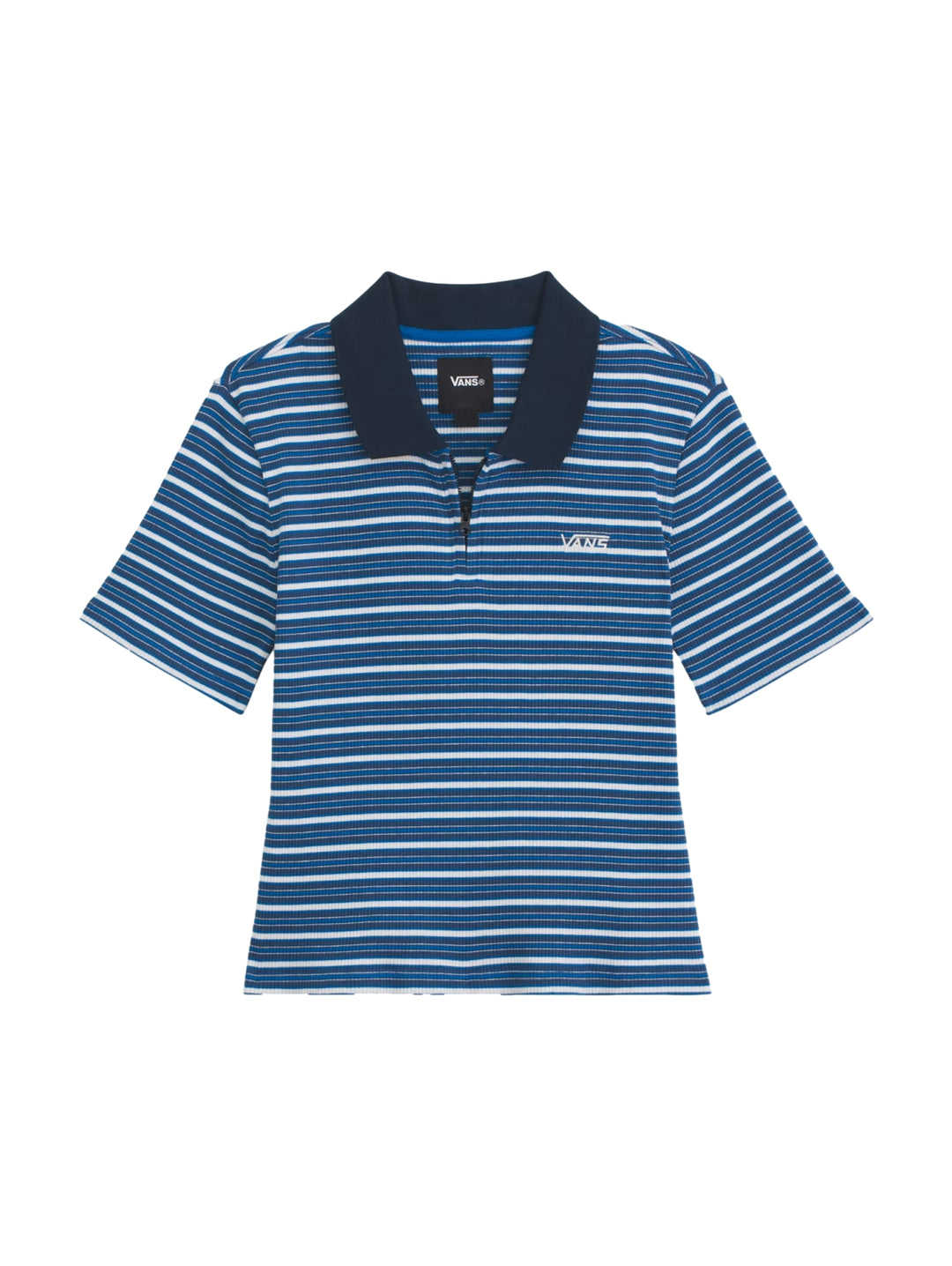 Mujer vistiendo playera polo Vans de rayas azules y blancas con cuello azul marino.