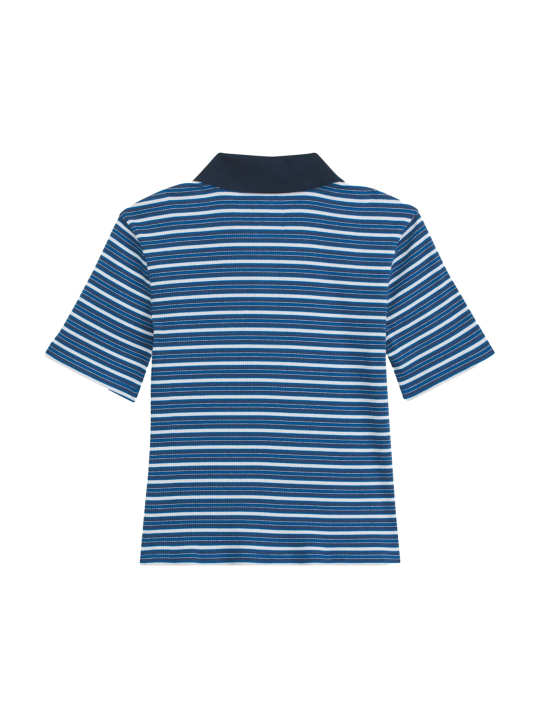 Mujer vistiendo playera polo Vans de rayas azules y blancas con cuello azul marino.