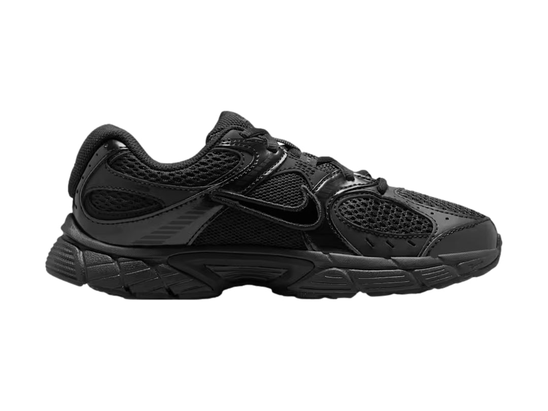 Tenis Nike V5 RNR color negro para junior, estilo deportivo con detalles en malla.