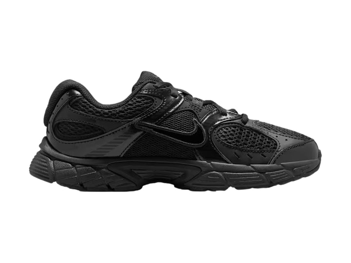 Tenis Nike V5 RNR color negro para junior, estilo deportivo con detalles en malla.