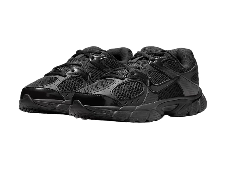 Tenis Nike V5 RNR color negro para junior, estilo deportivo con detalles en malla.