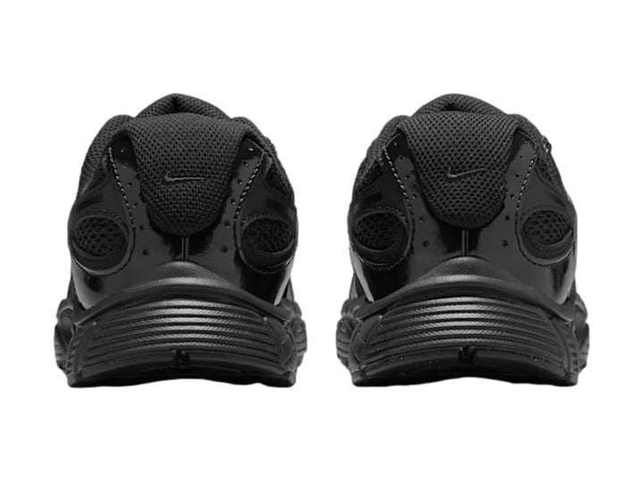 Tenis Nike V5 RNR color negro para junior, estilo deportivo con detalles en malla.