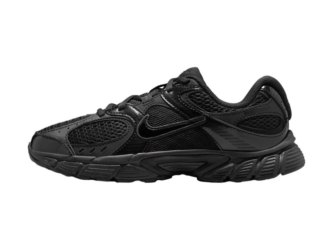 Tenis Nike V5 RNR color negro para junior, estilo deportivo con detalles en malla.