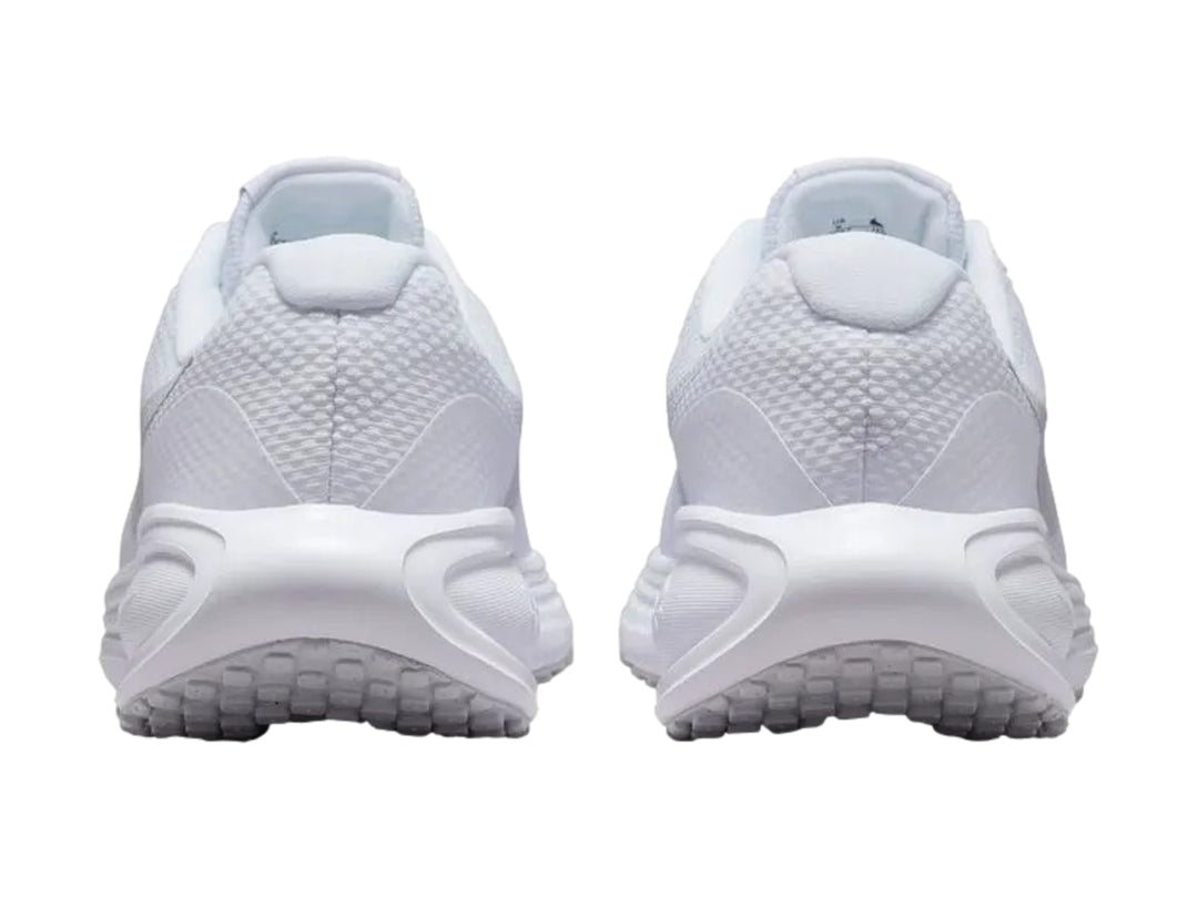 Tenis Nike Revolution 8 de color blanco, vista lateral, diseño deportivo con malla transpirable.