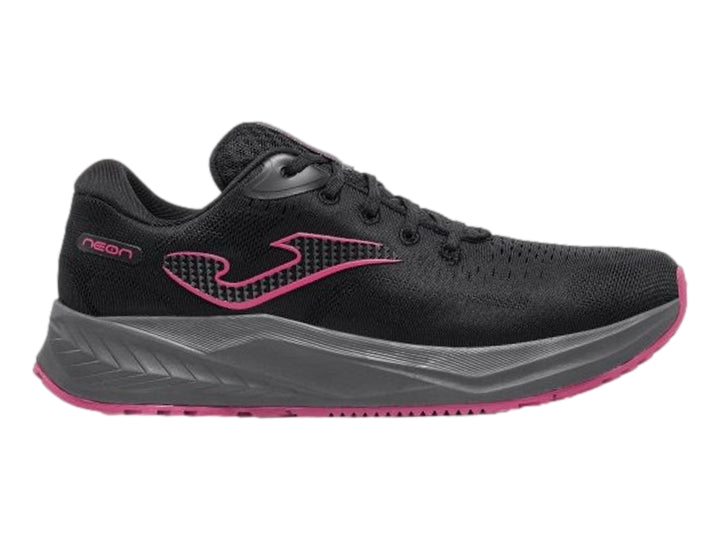 Tenis deportivos Joma Neon color negro con suela gris y detalles en rosa.
