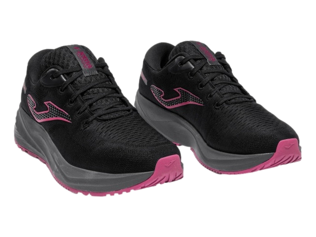 Tenis deportivos Joma Neon color negro con suela gris y detalles en rosa.